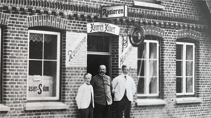 Blick auf das Friseurgeschäft von Heinrich Hubert. Erst sein Sohn Paul war Drogist.