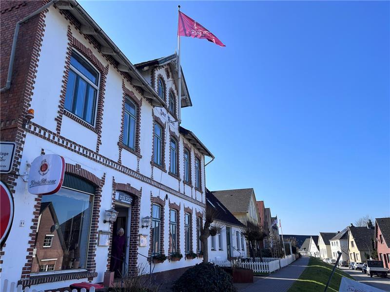 Cranz: Bei Fiete Kramer vom Gasthaus Zur Post kommt Stint in die Dose Blick auf das Gasthaus Zur Post in Cranz. Laut der Plattform Open Table gehört es zu den Top 50 der Restaurants mit Außenplätzen in Deutschland.