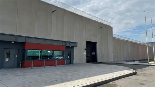 Blick auf das Gebäude der JVA Bremervörde. Hier war der mutmaßliche sechsfache Mörder von Stade untergebracht.