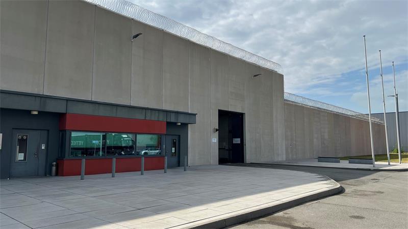 Suizid des Sechsfachmörders: CDU verlangt Aufklärung und Konsequenzen Blick auf das Gebäude der JVA Bremervörde. Hier war der mutmaßliche Sechsfachmörder von Stade untergebracht.