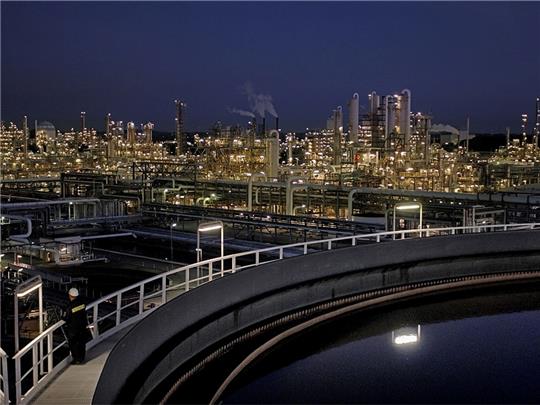 Strom und Gas zu teuer: Was die Chemie-Konzerne jetzt von der Bundesregierung fordern Blick auf das Gelände der Dow in Stade. Foto: Christian Hager