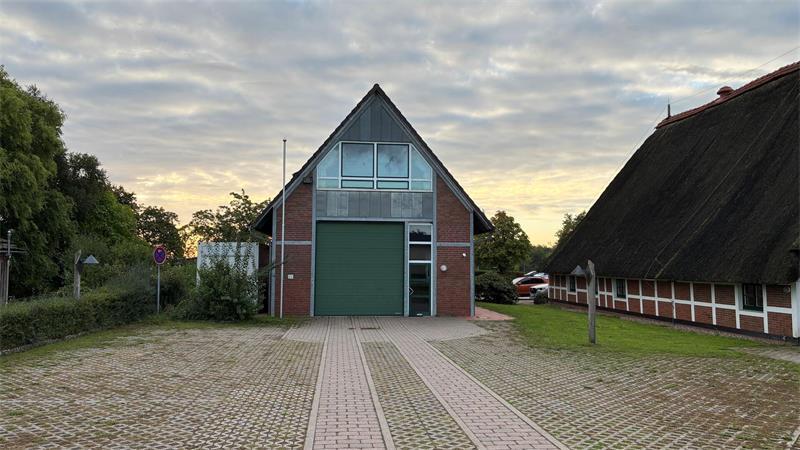 Blick auf das Gerätehaus der Ortsfeuerwehr Neuenkirchen und das Dorfgemeinschaftshaus (rechts).