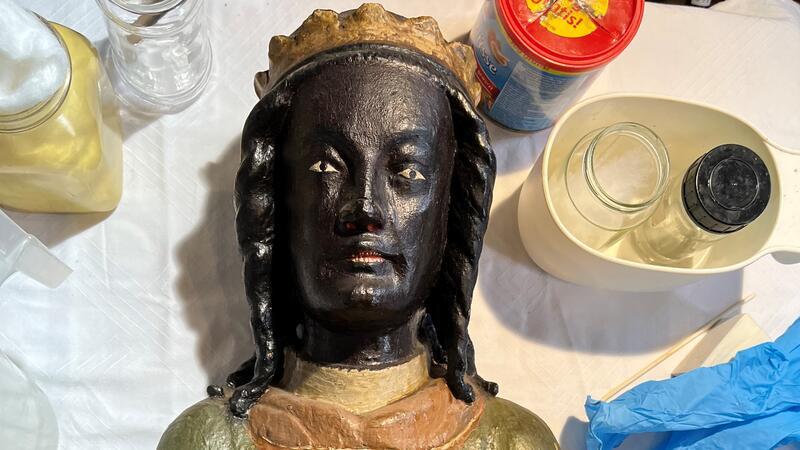 Restauratorin Silke Adam heilt mysteriösen Schwarzen Ritter von Hollern Blick auf das Gesicht der Skulptur.