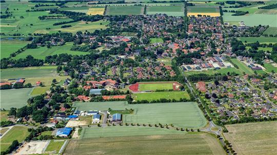 Blick auf das Gewerbegebiet Oldendorf. Mittlerweile sind weitere Grundstücke bebaut. Das Feuerwehrgerätehaus wird auf der Grünfläche gebaut, die an der L114 zwischen Kreisel und Sportfläche liegt.