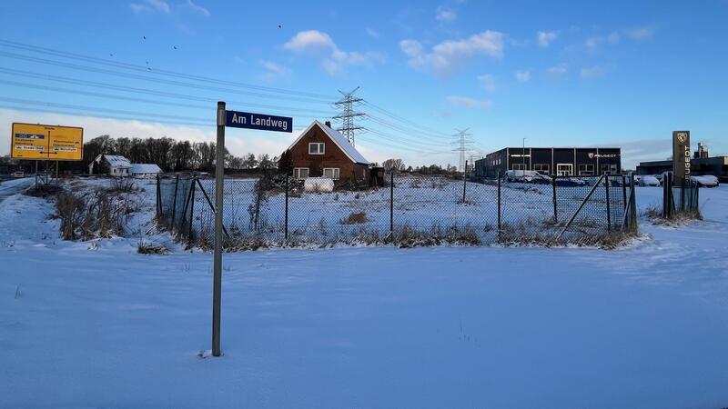 DHL Group plant Neubau im Alten Land – und streicht Stützpunkt in Stade Blick auf das Gewerbegebiet Speersort in Hollern-Twielenfleth. Unterhalb der Strommasten will die Post neben Peugeot Vollmers ein Zustellzentrum für Stade, die Geest und das Alte Land bauen.