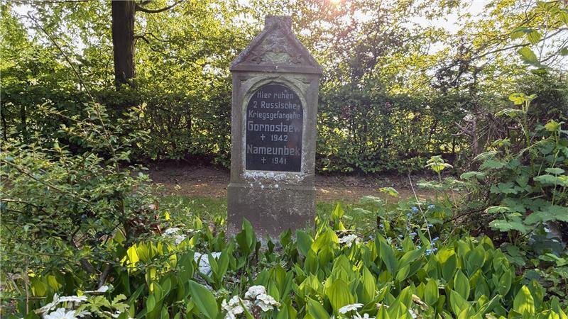 Blick auf das Grab von Petr Filippowitsch Telegin auf dem Friedhof in Dollern. Auch hier können am 8. Mai wieder Blumen niedergelegt werden.