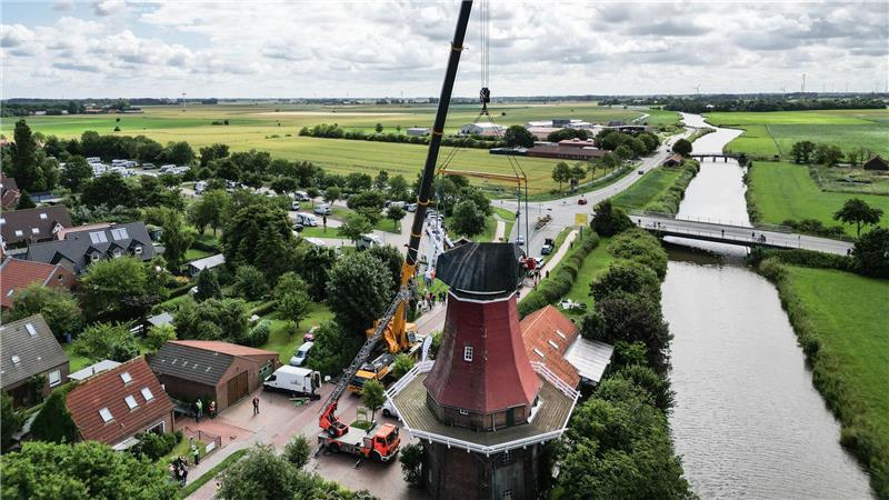 Rote Windmühle in Greetsiel hat Kappe wieder Blick auf das Greetsieler Wahrzeichen, die Rote Windmühle. (Luftaufnahme mit einer Drohne).