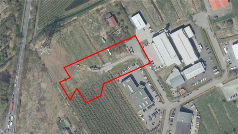 Blick auf das Grundstück (rot umrandet).