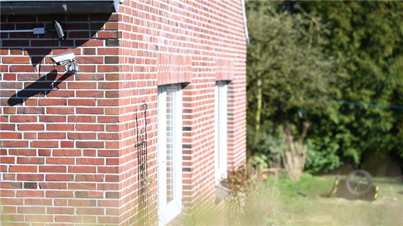 Blick auf das Grundstück, wo die Leiche in Ostfriesland vergraben war. (Archivbild)