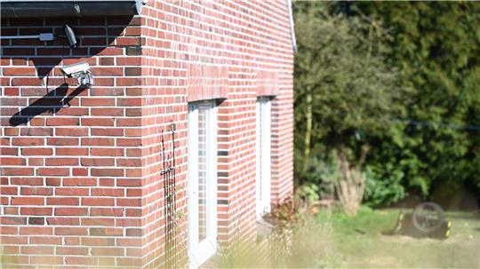 Blick auf das Grundstück, wo die Leiche in Ostfriesland vergraben war. (Archivbild)