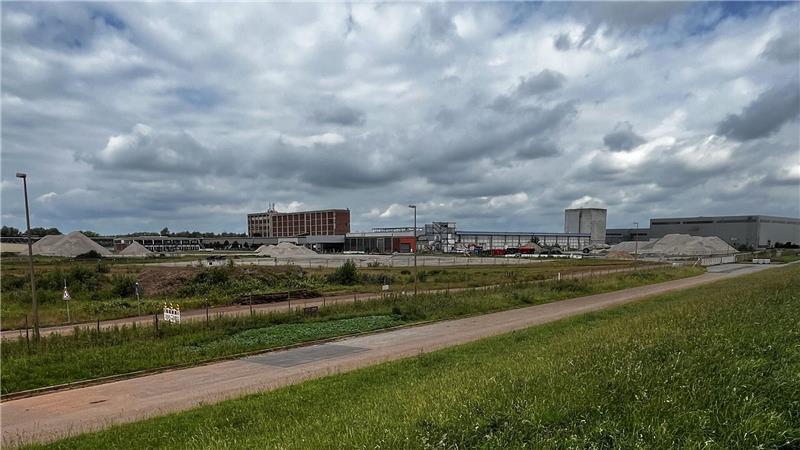 Größtes Altholzkraftwerk Deutschlands: Warum sich das Projekt in Stade verzögert Blick auf das Hansekraft-Gelände im Juni 2026: Das Gebäude der einst geplanten Müllverbrennungsanlage ist nur noch in Form von Materialhaufen sichtbar, die im Neubau verwendet werden sollen.