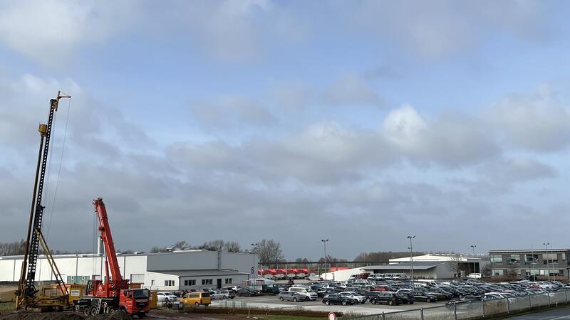Blick auf das Hatecke-Gelände. Eine Baufirma hat mit dem Bau der Fundamente für die erste Windkraftanlage am Parkplatz begonnen.