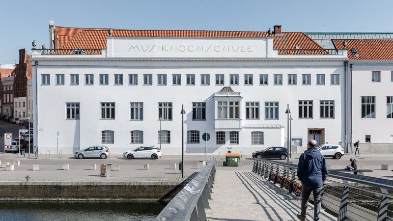 Neues Aufbaustudium „Musiklehrer an Grundschulen“ in Lübeck Blick auf das Hauptgebäude der Musikhochschule Lübeck (MHL).