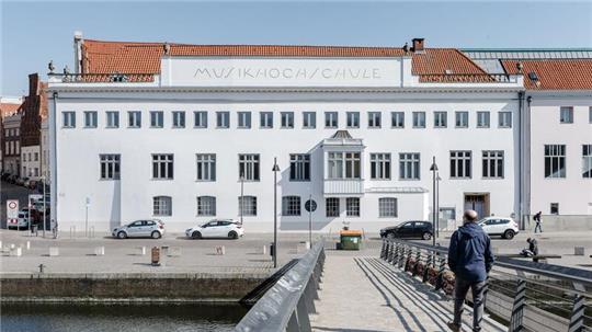 Blick auf das Hauptgebäude der Musikhochschule Lübeck (MHL).