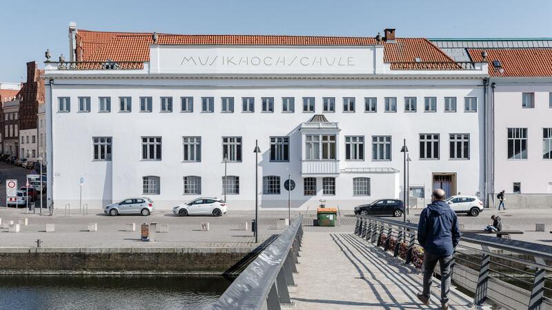 Musikstudenten aus Lübeck geben 200. Auswärts-Konzert Blick auf das Hauptgebäude der Musikhochschule Lübeck (MHL).