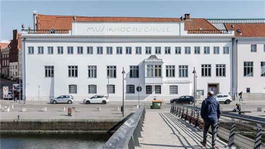 Blick auf das Hauptgebäude der Musikhochschule Lübeck (MHL).