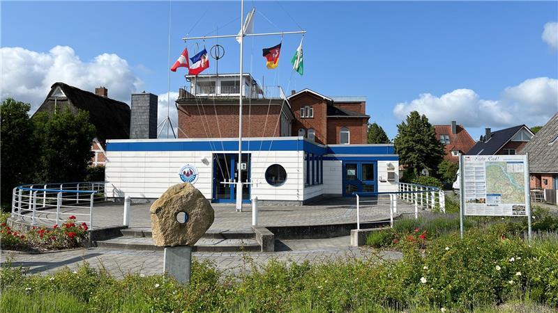 Blick auf das Haus der Maritimen Landschaft Unterelbe in der früheren Seefahrtschule (1858-2002) in Grünendeich.