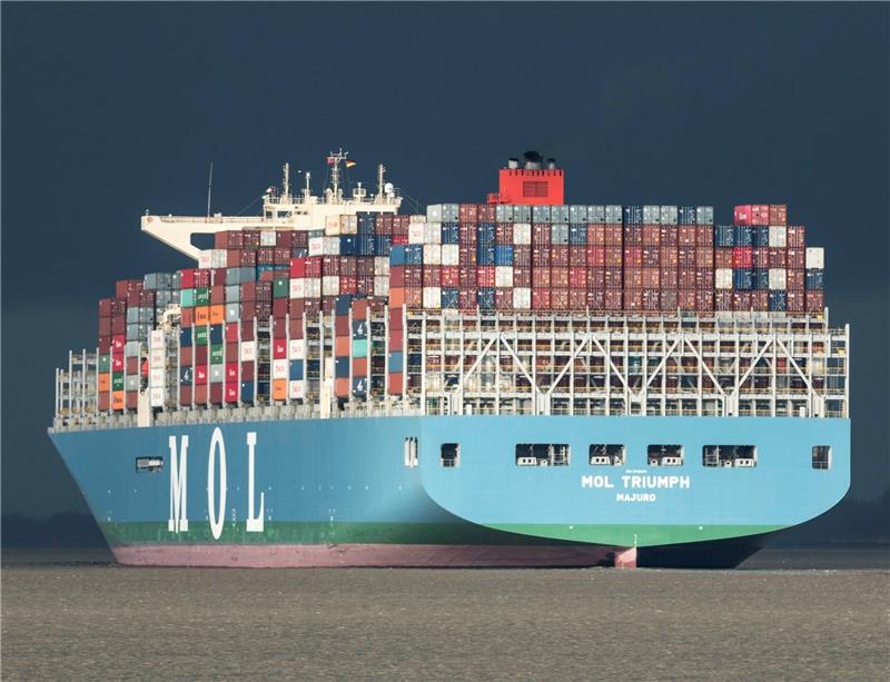 Blick auf das Heck des Containerschiffs „MOL Triumph“ . Foto Löffler