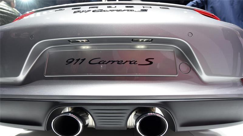 100.000-Euro-Porsche in Stade direkt von der Auffahrt gestohlen Blick auf das Heck des neuen Porsche 911 Carrera S am 15.09.2015 auf der Internationalen Automobilausstellung (IAA) in Frankfurt/M. (Hessen). Rund 1000 Aussteller aus 40 Ländern präsentieren vom 17. bis 27. September auf der Welt-Leitmesse der Autoindustrie ihre Neuheiten. Foto: Uwe Zucchi/dpa +++(c) dpa - Bildfunk+++