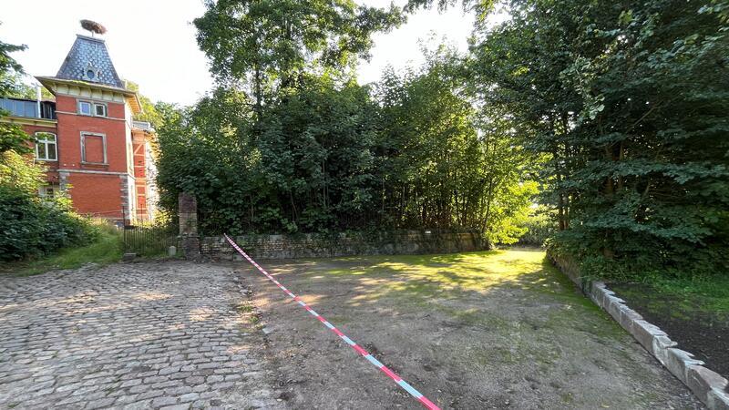 Blick auf das Herrenhaus und die freigelegte Pferdetränke und -schwemme.