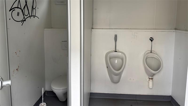 Blick auf das Herrenklo im Container am Wasser West in Stade. (Archiv)