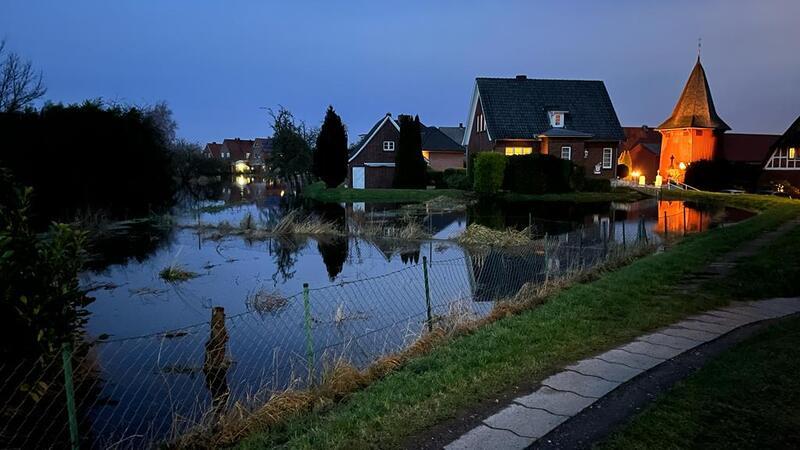 Blick auf das Hochwasser am Umdeich.