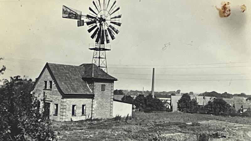 Blick auf das Horneburger Wasserwerk - angetrieben von einem Windmotor - nach der ersten Erweiterung von 1928. Im Hintergrund ist der Schornstein der Lederfabrik zu sehen.