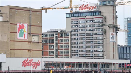 Blick auf das John & Will Silo-Hotel auf der Bremer Überseeinsel: Wo früher Reis und Mais für die Frühstücksflocken-Produktion von Kellogg‘s lagerten, übernachten heute Hotelgäste.