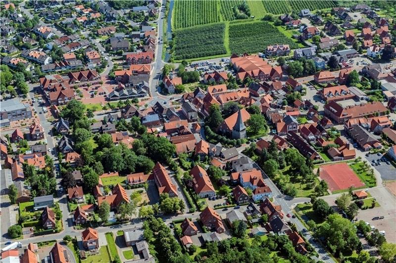 Video-Clip zum Alltag beim Jorker Bauhof Blick auf das Jorker Ortszentrum aus einer Höhe von 319 Metern: Links oben ist der „Altländer Markt“ in Westerjork zu sehen, in der Mitte – unterhalb des Rewe-Marktes nördlich der Landesstraße L 140 – die St. Matthias-Kirche mit ihrem Turm.