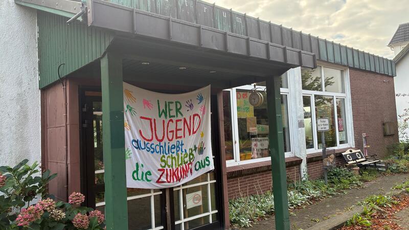 Vor dem Aus? Keine Alternativen für Jugendzentrum Steinkirchen in Sicht Blick auf das Jugendzentrum Steinkirchen an der L140 (Bürgerei).