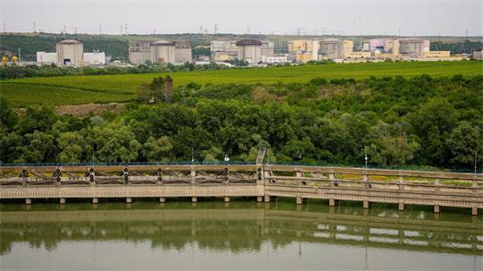 Blick auf das Kernkraftwerk Cernavoda, das aufgrund des extrem niedrigen Wasserstands der Donau ganz abgeschaltet wird.