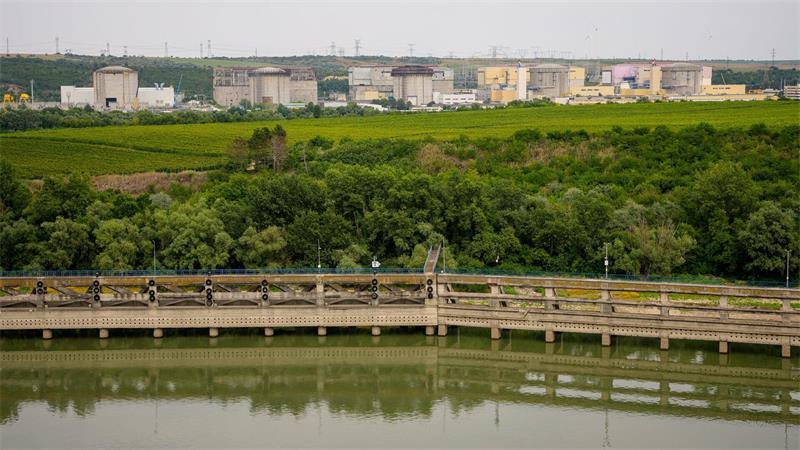 Blick auf das Kernkraftwerk Cernavoda, das aufgrund des extrem niedrigen Wasserstands der Donau ganz abgeschaltet wird.