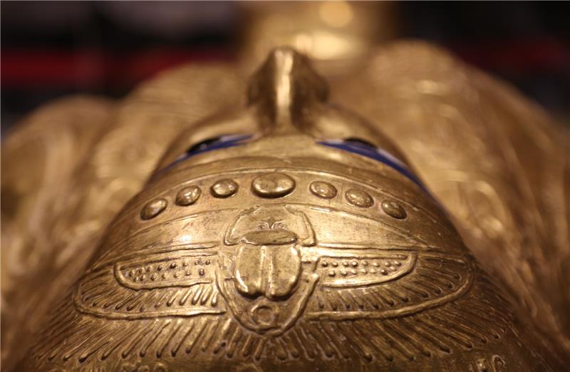Spur nach Deutschland in internationalem Kunstraub-Skandal Blick auf das Kopfende des vergoldeten Sarges des Nedjemankh. Der vergoldete Sarg des antiken ägyptischen Priesters Nedjemankh ist mit einer Zeremonie in Ägypten empfangen worden. Im Fall des 3,5 Millionen Euro teuren altägyptischen Goldsargs, den das New Yorker Metropolitan Museum 2019 an den ägyptischen Staat zurückgeben musste, führen Spuren auch nach Deutschland. Die Hamburger Staatsanwaltschaft ermittelt. Foto: Mahmoud Bakkar/dpa