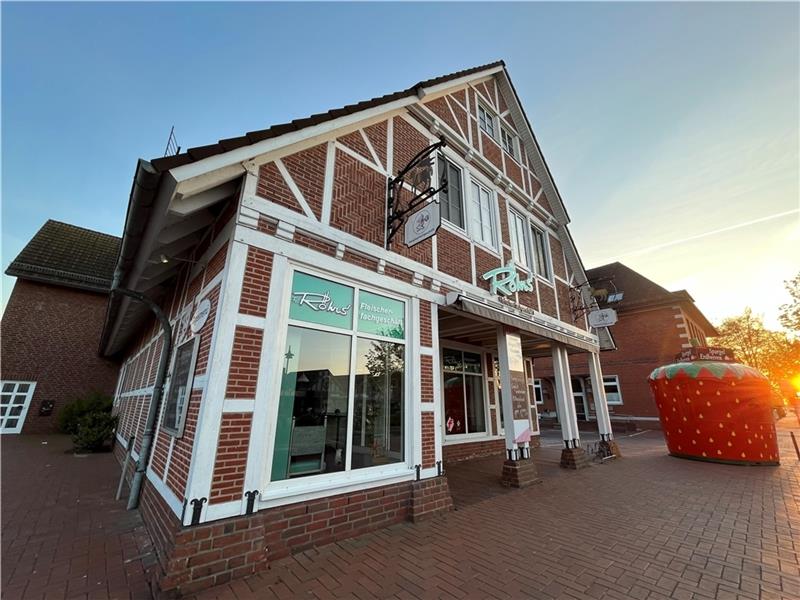 Insolvenzverfahren bei Fleischerei Röhrs eröffnet – So geht's weiter Blick auf das Ladengeschäft der Fleischerei Röhrs im Ortszentrum von Jork. Fotos: Vasel (Archiv)
