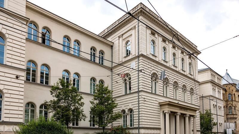 Ende ohne Freispruch: Prozess gegen Olearius eingestellt Blick auf das Landgericht in Bonn.