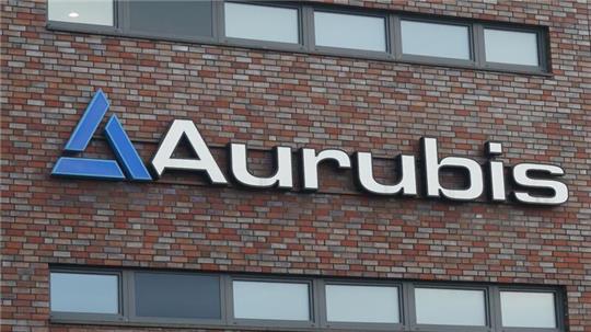 Blick auf das Logo an einem Gebäude auf dem Werksgelände der Aurubis AG. Foto: Marcus Brandt/dpa