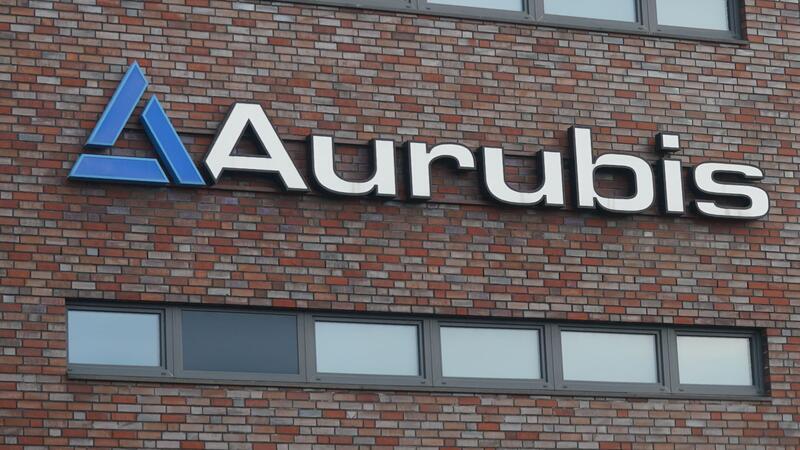 Blick auf das Logo an einem Gebäude auf dem Werksgelände der Aurubis AG.