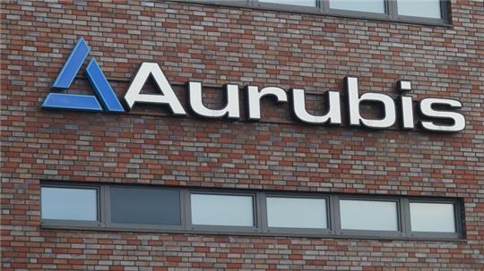 Blick auf das Logo an einem Gebäude auf dem Werksgelände der Aurubis AG.
