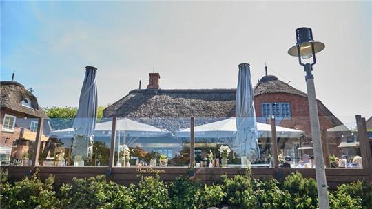 Blick auf das Lokal „Pony“ in Kampen. Die Polizei prüft ein Video mit rassistischem Gegröle vor dem Sylter Lokal. Seit Donnerstagabend wird ein kurzer Video-Clip zigfach in den sozialen Medien geteilt, junge Gäste einer Party grölen zu einem Pop-Hit rassistische Parolen, ein Mann macht eine Geste, die an den Hitlergruß denken lässt.