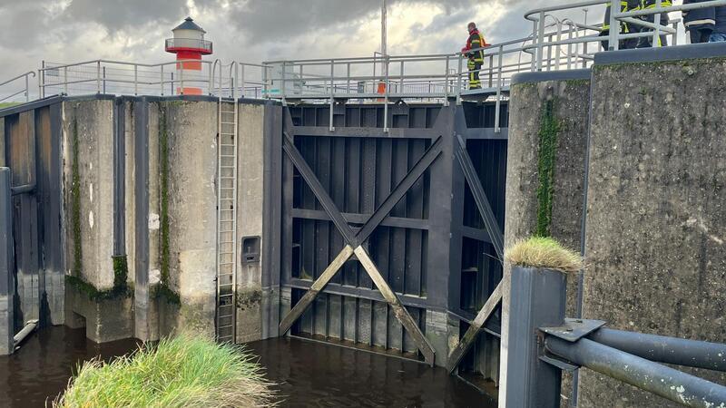 Feuerwehreinsatz am Lühe-Sperrwerk - Wärter konnte Stemmtor nicht schließen Blick auf das Lühe-Sperrwerk.