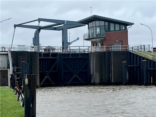 Blick auf das Lühe-Sperrwerk in Grünendeich. Foto: Vasel