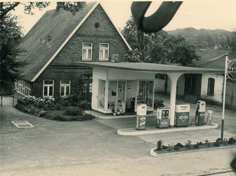 Blick auf das Mehrtens-Wohnhaus und die 1953 erbaute Tankstelle .