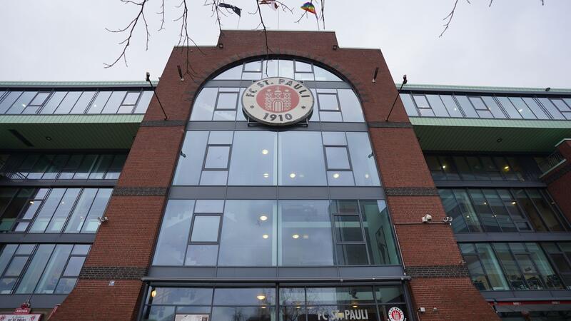Demos gegen Rechts: Fußball-Clubs rufen zu Teilnahme auf Blick auf das Millerntor-Stadion des FC St. Pauli.