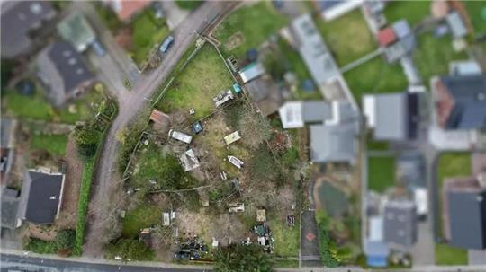 Blick auf das Parzellengrundstück von Ulf Gersonde in der Gleiwitzer Straße/Ecke Oderberger Straße: Es ist 2618 Quadratmeter groß. Sieben Pächter nutzen es als Gartenland. Künftig soll Gersonde 1300 Prozent mehr Grundsteuer zahlen.