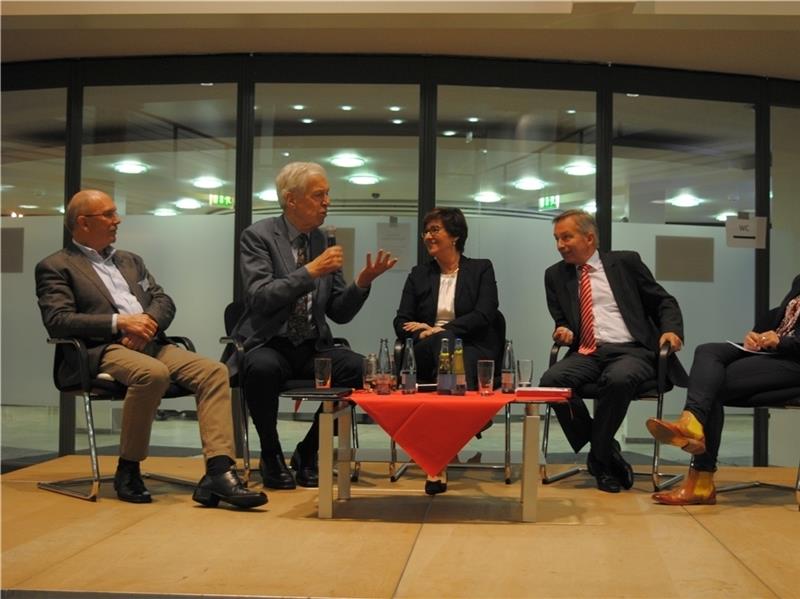 Blick auf das Podium in der Sparkasse Harburg-Buxtehude.