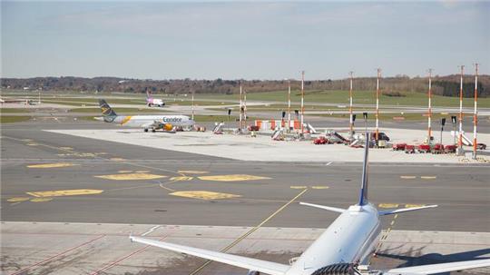 Blick auf das Rollfeld am Hamburger Flughafen.