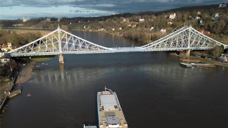 Ein großer Altländer Ingenieur erbaute das Blaue Wunder in Dresden Blick auf das Salonschiff Gräfin Cosel der Sächsischen Dampfschifffahrt und die Loschwitzer Brücke Blaues Wunder.