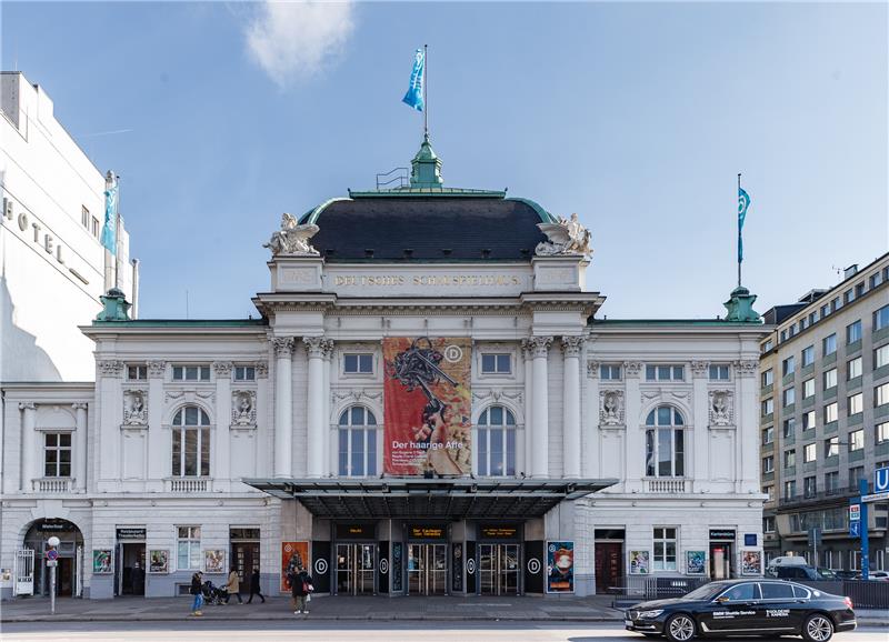 Blick auf das Schauspielhaus in Hamburg. Das Theater muss dieses Jahr wegen Sanierungsarbeiten im Zuschauerraum für fünf Monate geschlossen werden. Foto: Markus Scholz/dpa