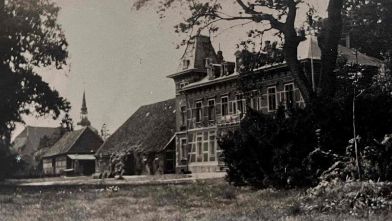 Blick auf das Schloss (rechts) und die 1947 umgesetzten Wirtschaftsgebäude (links), im Hintergrund ist die Liebfrauenkirche zu sehen.