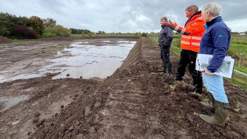 Aue leidet unter Verstopfung: Warum 6500 Kubikmeter Sand rausmüssen Blick auf das Spülfeld für den Aue-Sand: 6500 Kubikmeter passen in das Becken westlich der K36 in Horneburg.